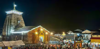 केदारनाथ में आस्था का सैलाब, वीकेंड पर उमड़ा भक्तों का हुजूम, लगी दर्शन की लंबी कतारें Kedarnath