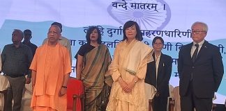 शिंजो आबे की याद में भावुक हुईं पत्नी, वाराणसी में फोटो गैलरी का किया लोकार्पण, मंच पर छलके आंसू Shinzo Abe's wife