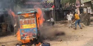चलती ई-रिक्शा में बैटरी ब्लास्ट से लगी आग, इंटर की 2 छात्राएं झुलसीं; ईयरफोन लगाए ड्राइवर फरार e-rickshaw