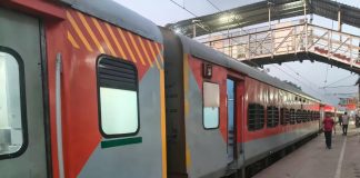 दिल्ली-हावड़ा रूट पर बड़ा रेल हादसा टला! टूटी पटरी से गुजर गई तेजस राजधानी, मचा हड़कंप Delhi-Howrah route