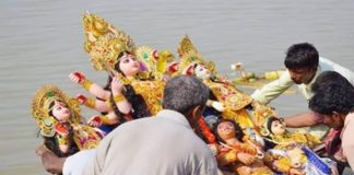 गोरखपुर में दुर्गा विसर्जन बना मातम, करंट से 3 सगे भाइयों की मौत, 7 झुलसे, अस्पताल में हंगामा Gorakhpur