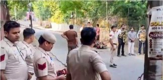 दिल्ली में दिनदहाड़े 2.30 करोड़ की लूट! लाहौरी गेट में गनपॉइंट पर कर्मचारियों को बनाया बंधक Delhi