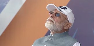 गंगा के ऊपर वायुसेना का दमदार प्रदर्शन, वाराणसी में PM मोदी ने देखा एयर शो PM मोदी